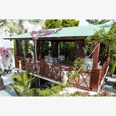 Polydefkis Hotel Kamari (Santorini)